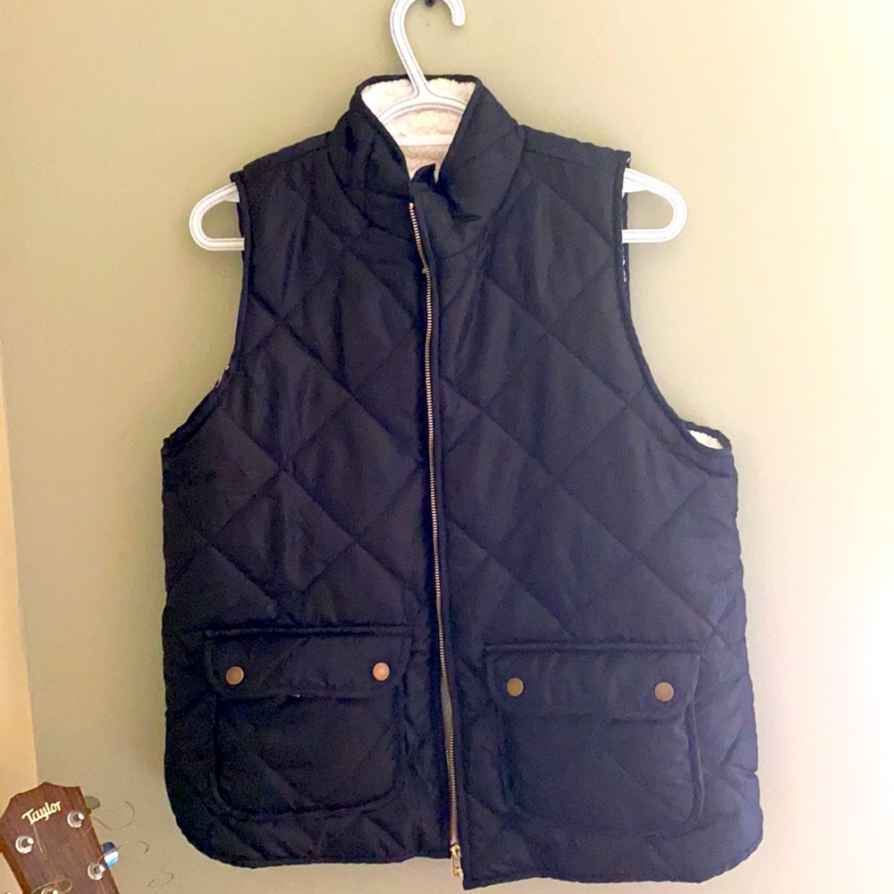 Black quilted Sherpa vest size M new with tags
